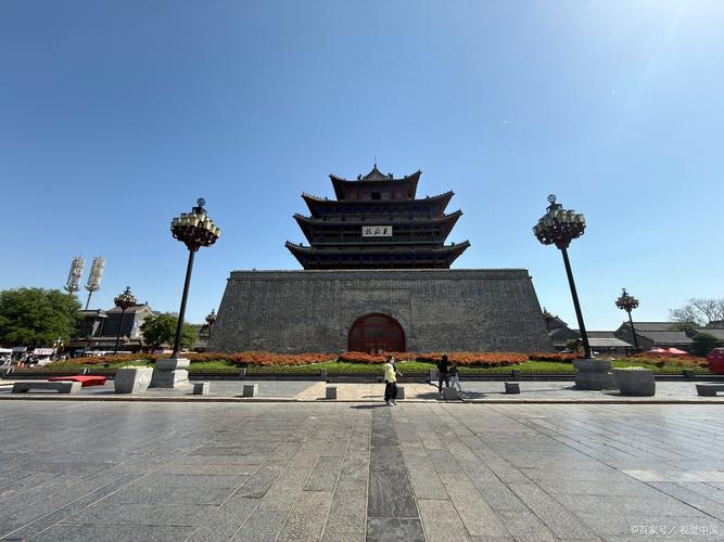 它不再是一座孤立的地标,而成了整座城的脊梁